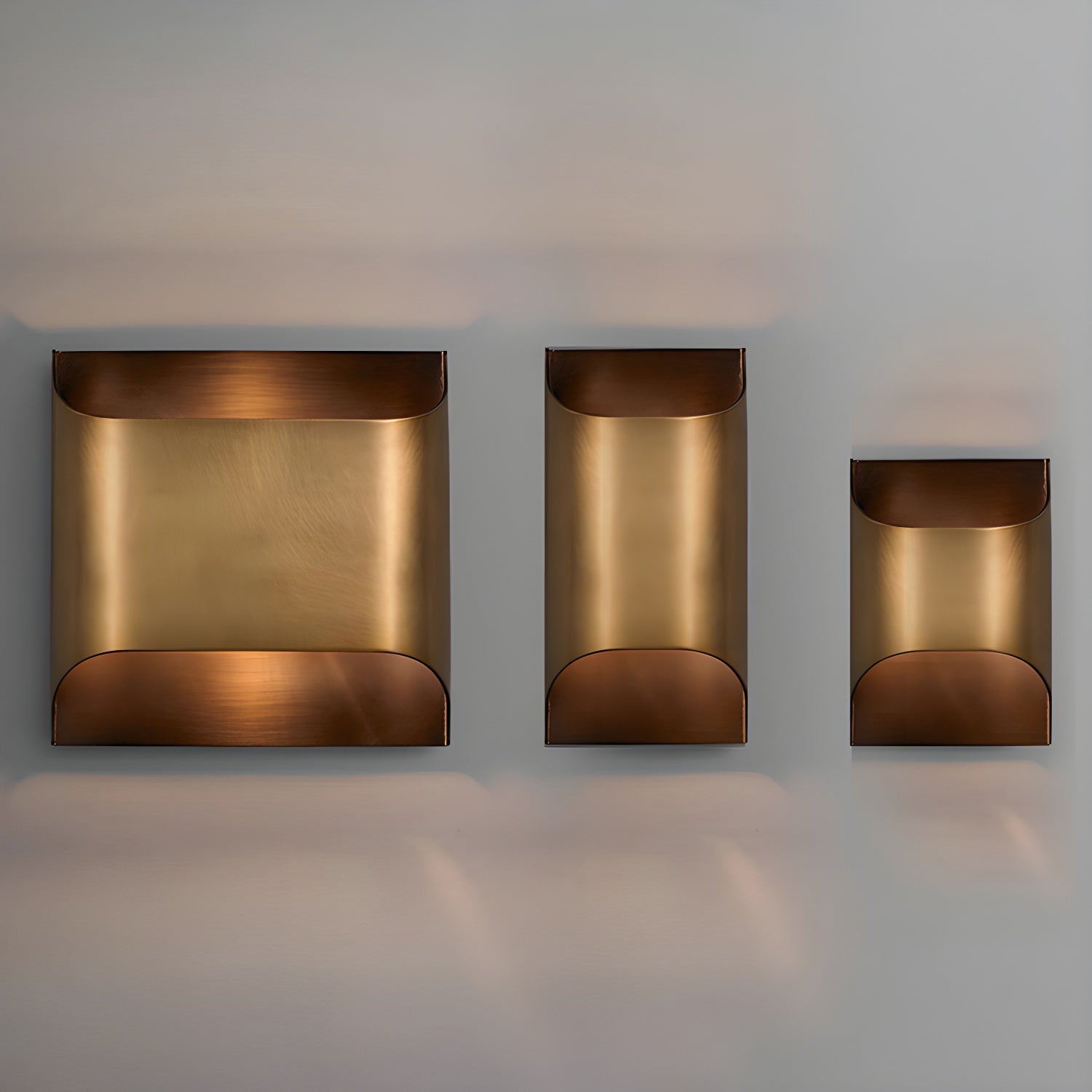 Applique da parete moderna curva in ottone con LED a 1 luce