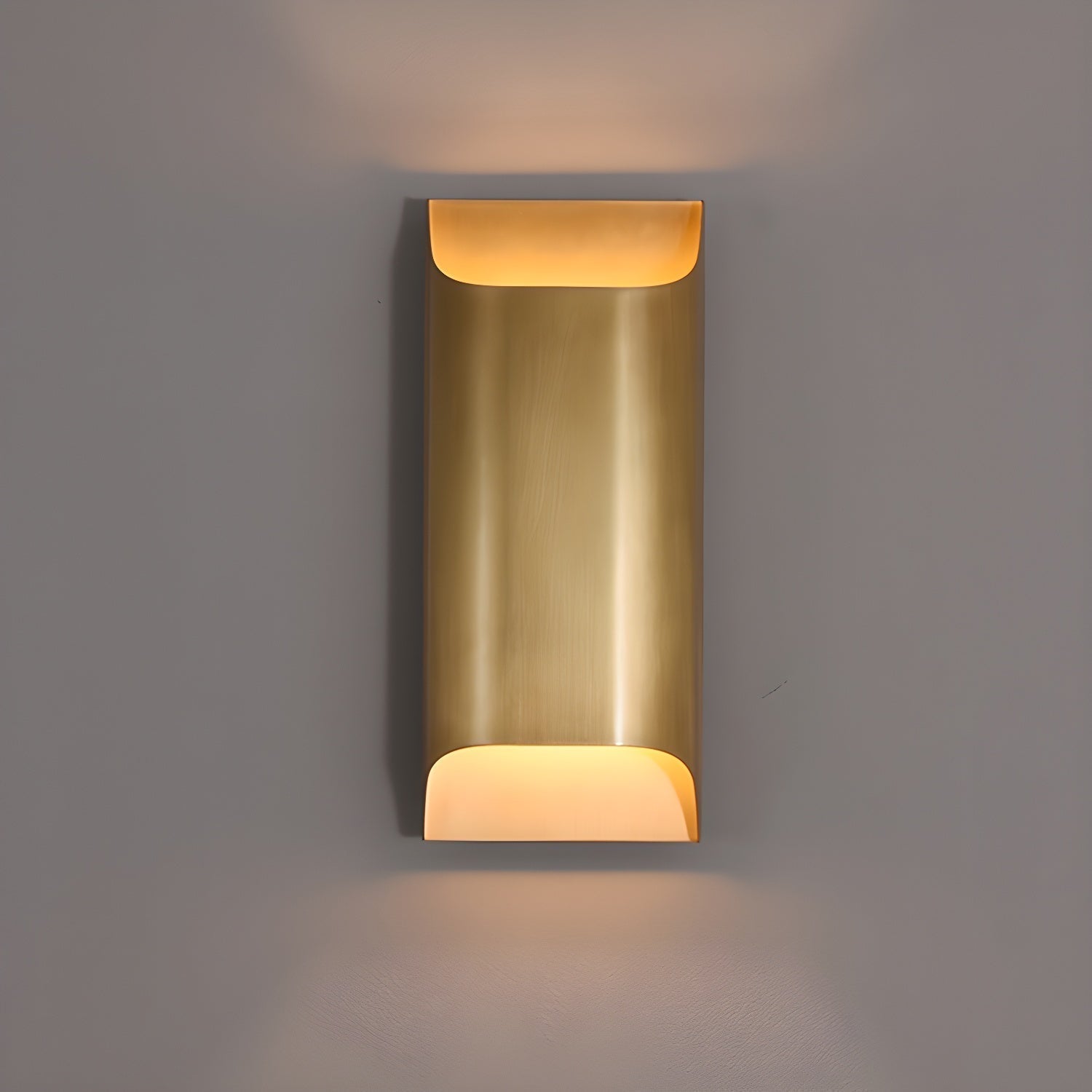 Applique da parete moderna curva in ottone con LED a 1 luce