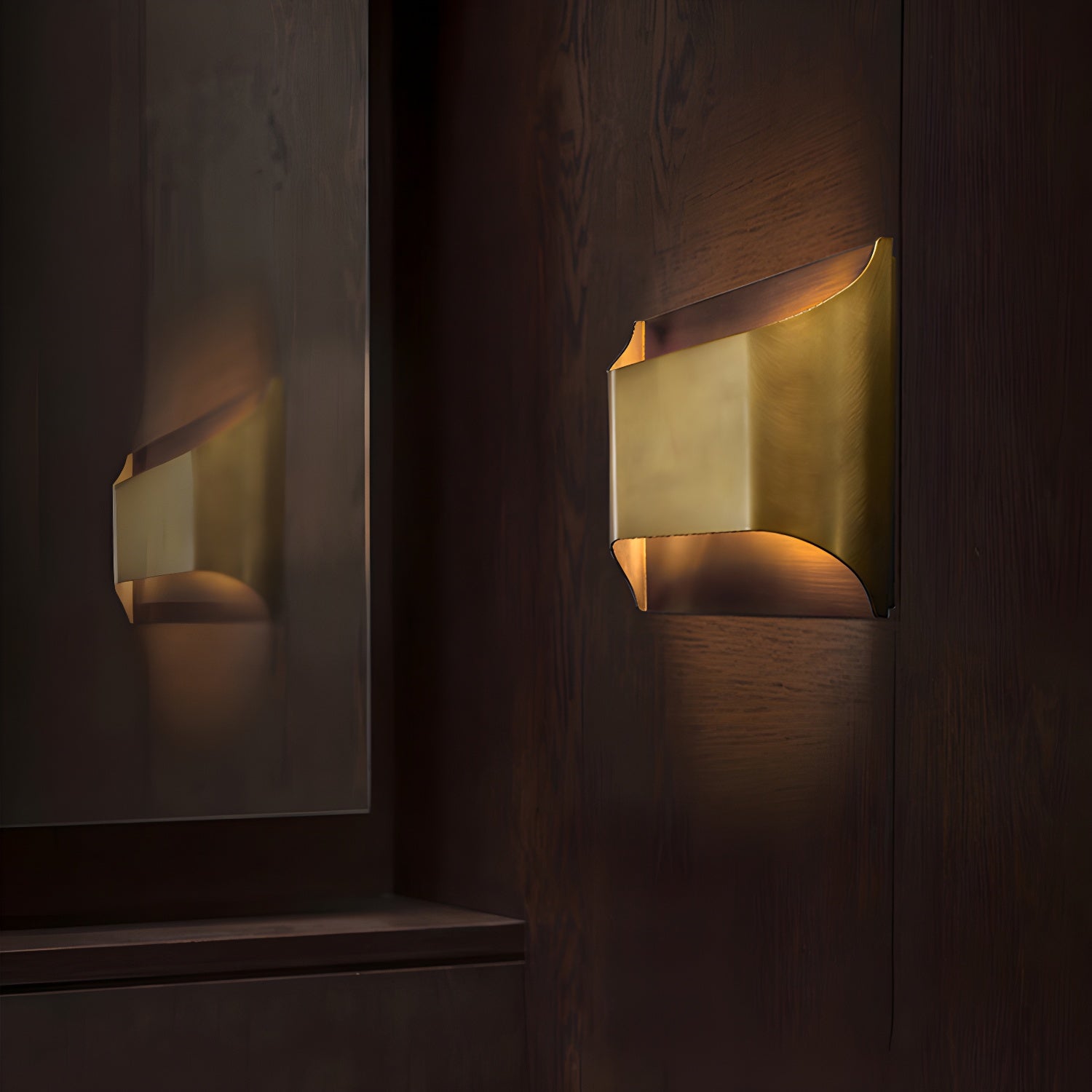 Applique da parete moderna curva in ottone con LED a 1 luce