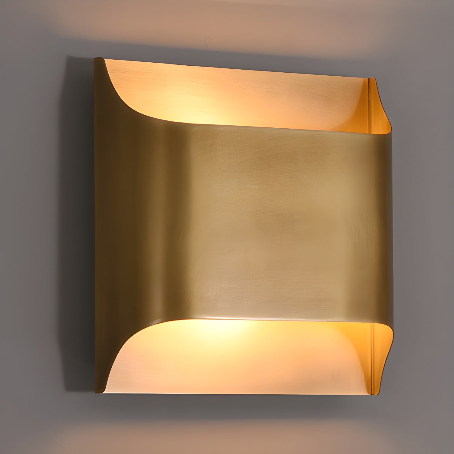 Applique da parete moderna curva in ottone con LED a 1 luce