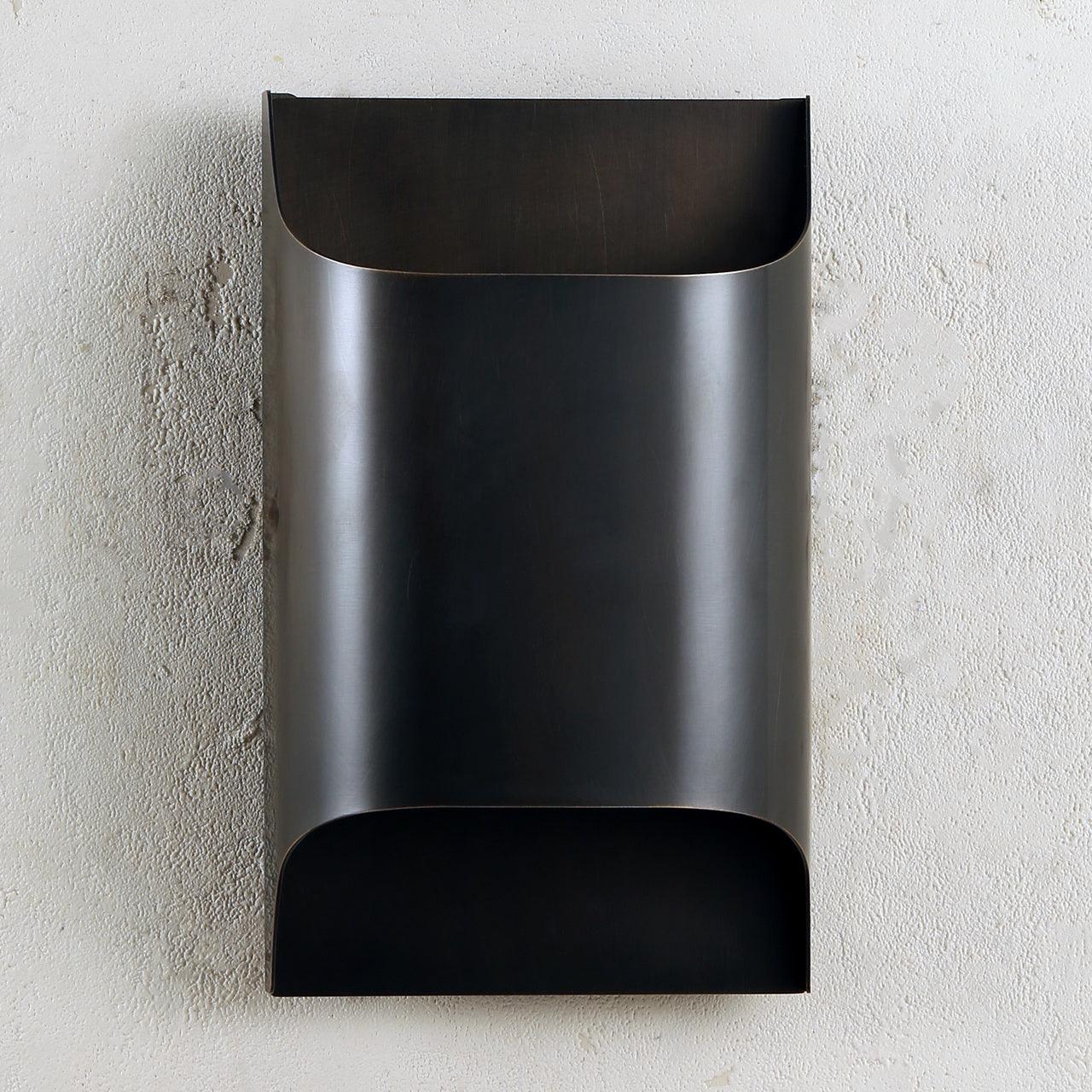 Applique da parete moderna curva in ottone con LED a 1 luce