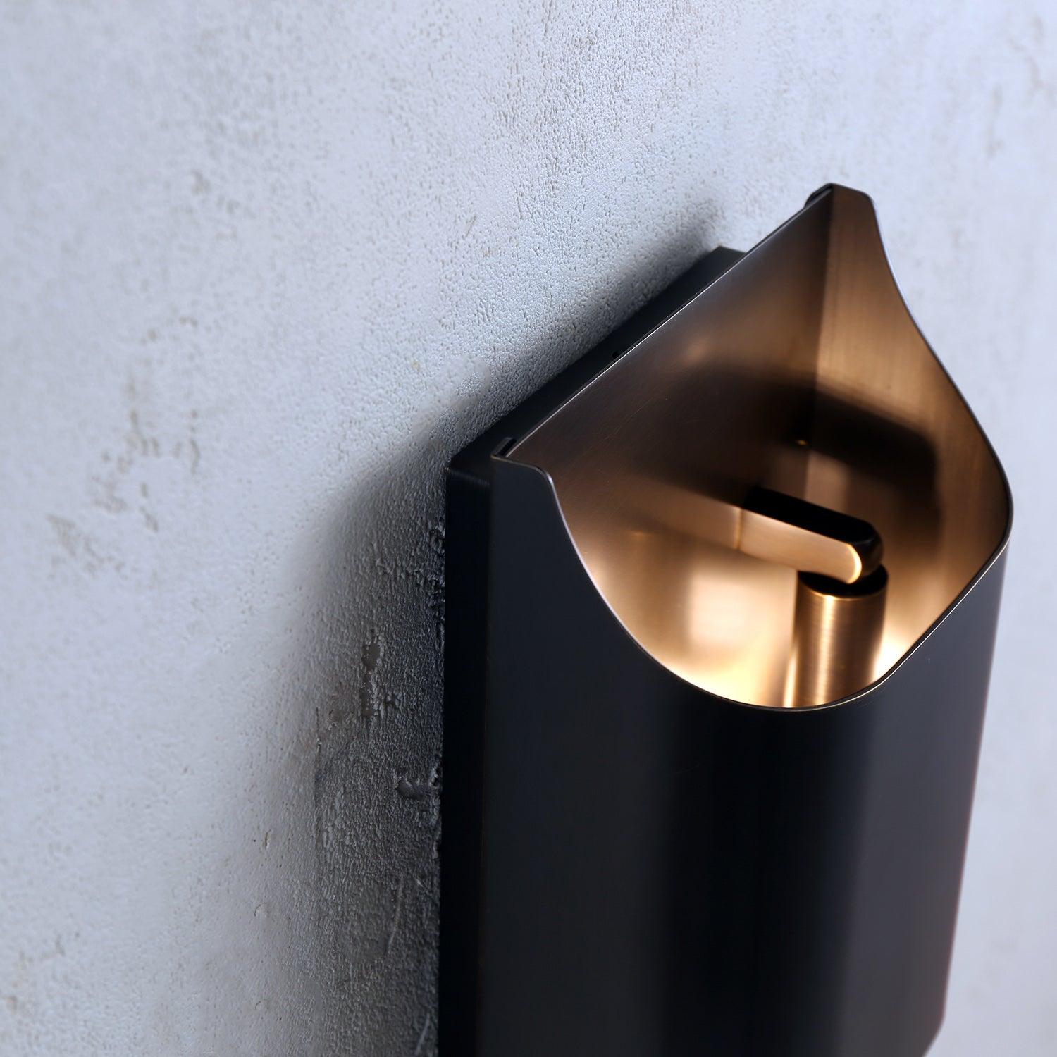 Applique da parete moderna curva in ottone con LED a 1 luce