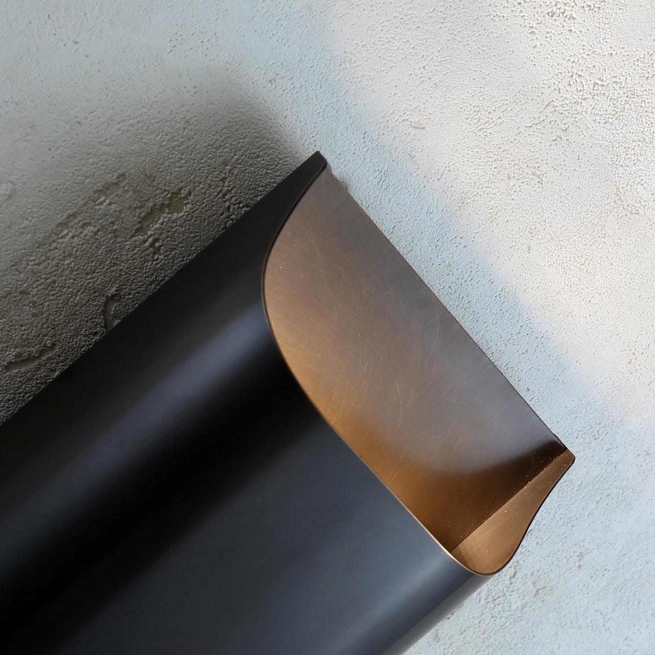 Applique da parete moderna curva in ottone con LED a 1 luce