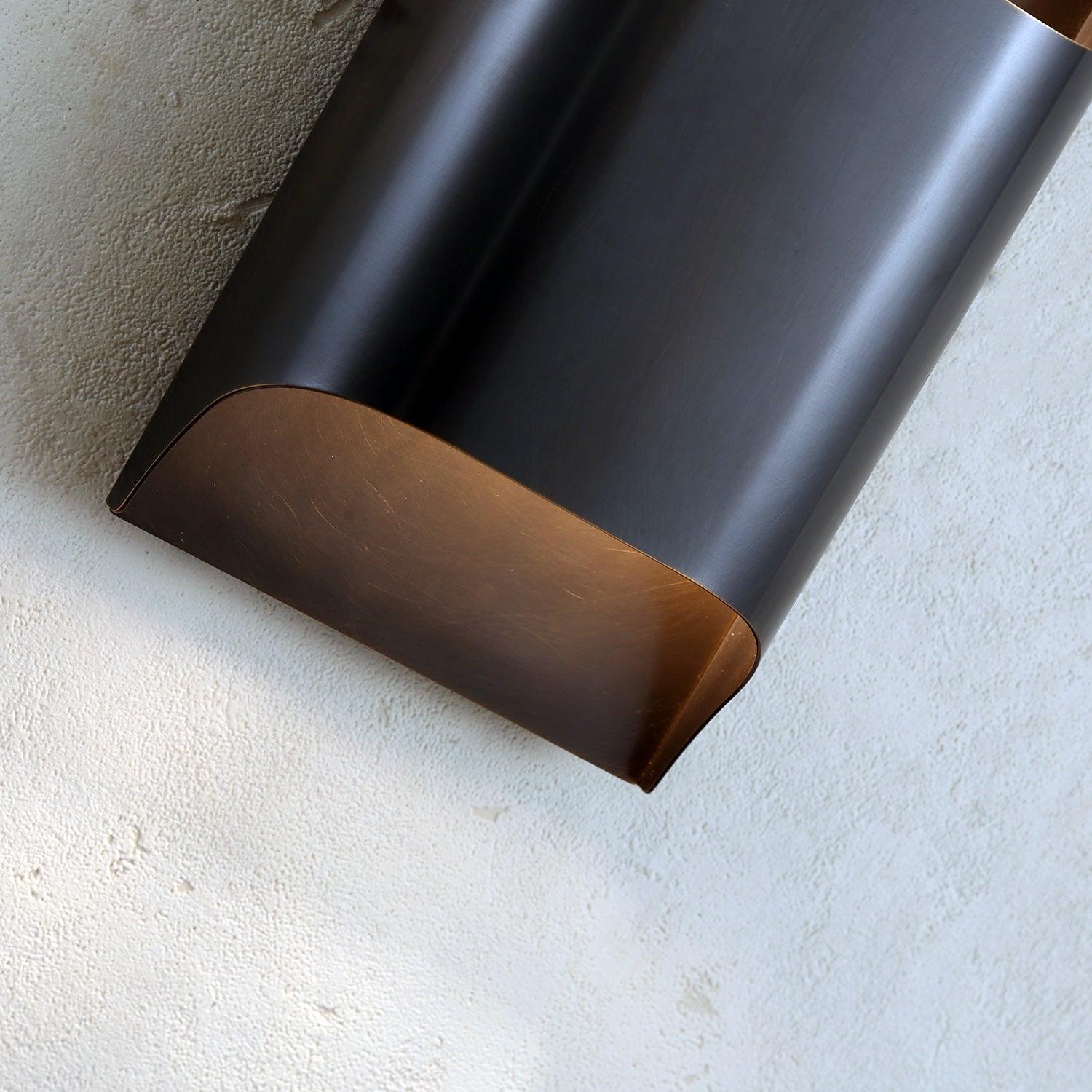 Applique da parete moderna curva in ottone con LED a 1 luce