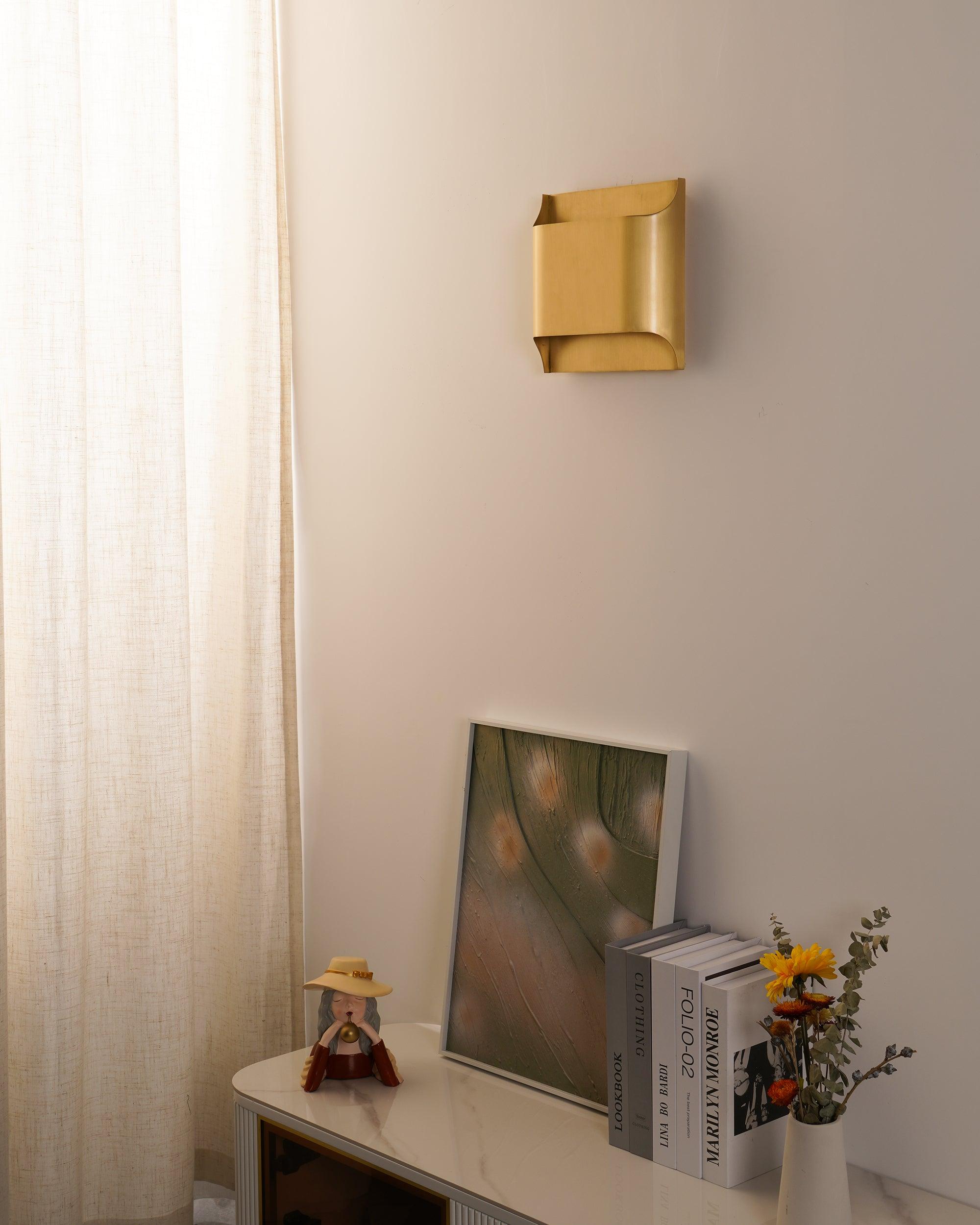 Applique da parete moderna curva in ottone con LED a 1 luce