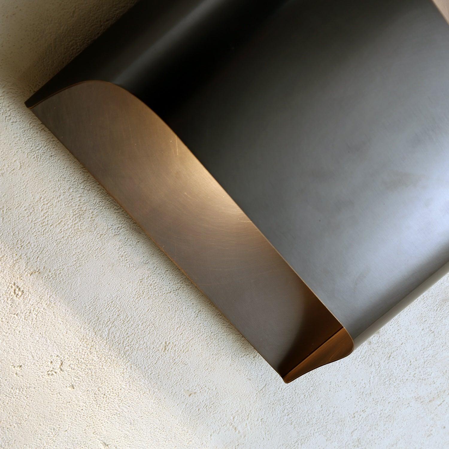 Applique da parete moderna curva in ottone con LED a 1 luce