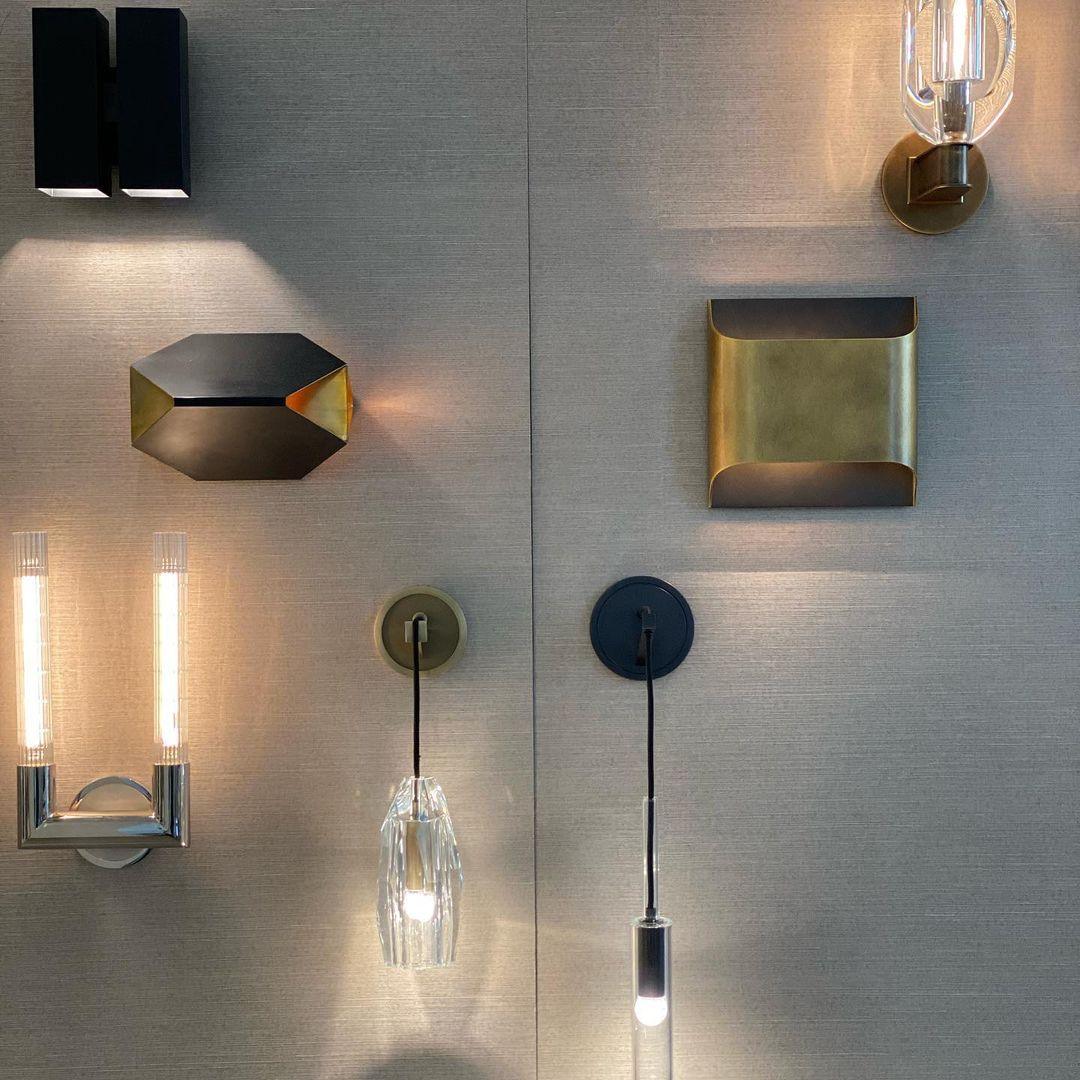 Applique da parete moderna curva in ottone con LED a 1 luce