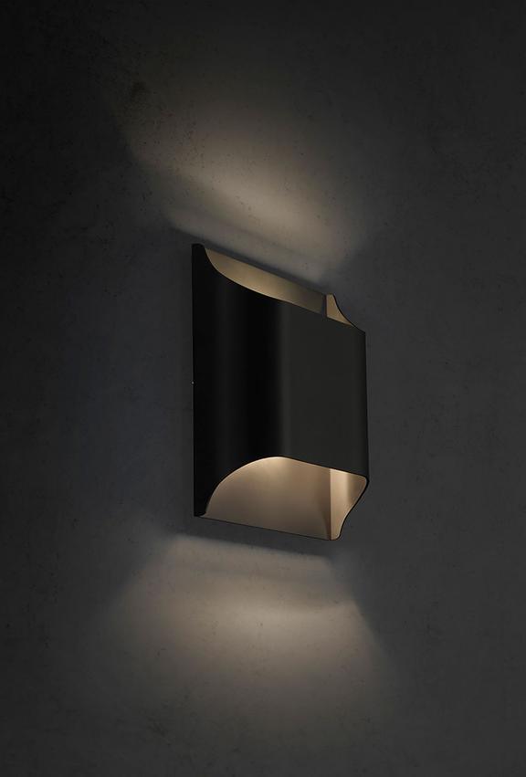 Applique da parete moderna curva in ottone con LED a 1 luce