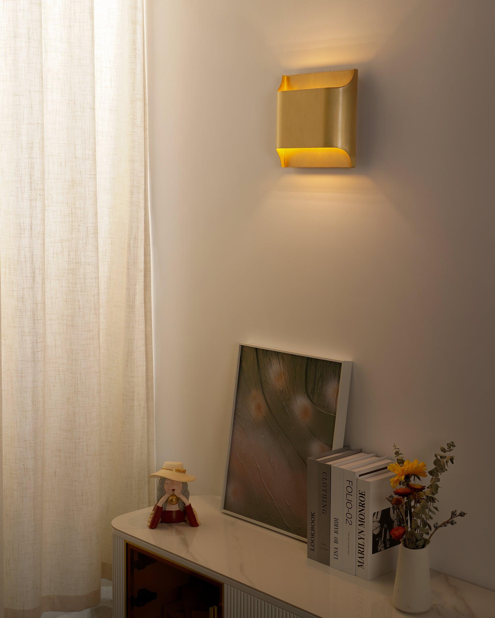 Applique da parete moderna curva in ottone con LED a 1 luce