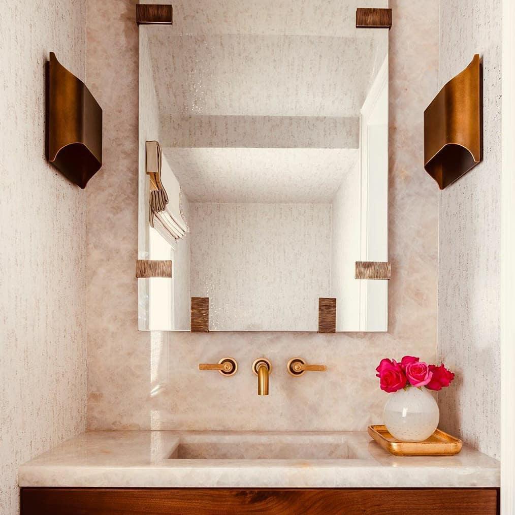 Applique da parete moderna curva in ottone con LED a 1 luce
