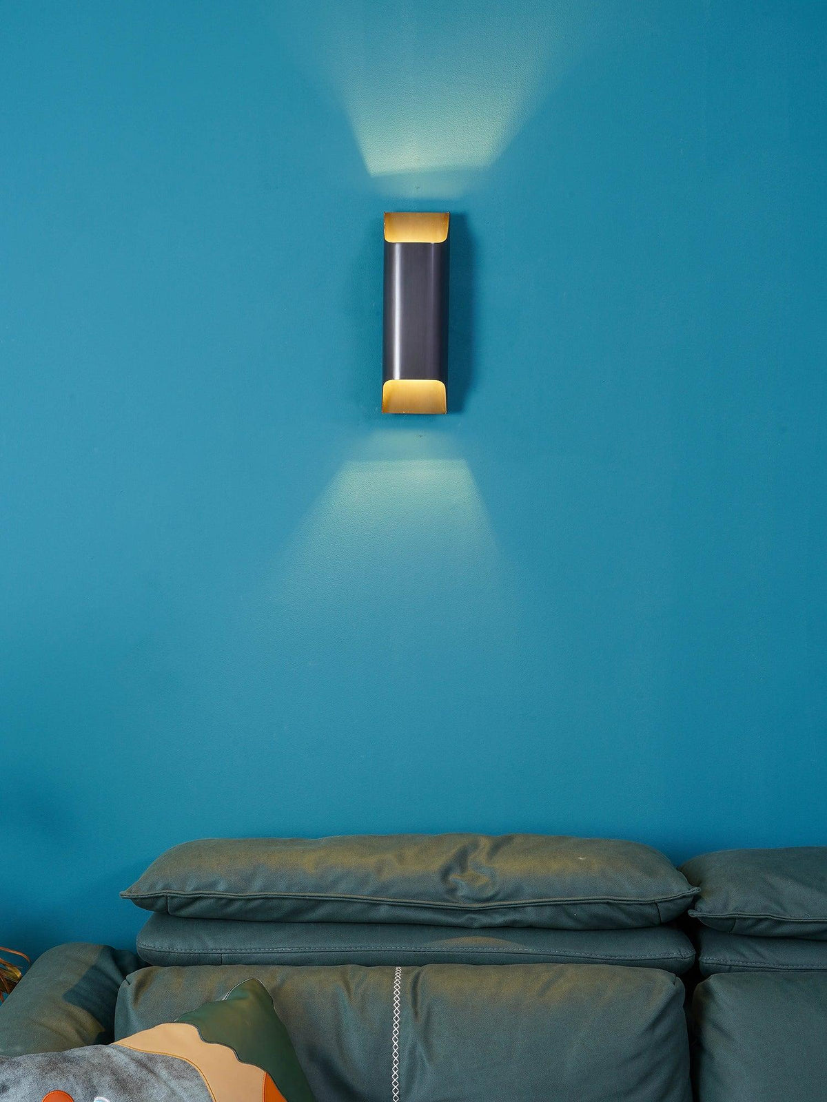 Applique da parete moderna curva in ottone con LED a 1 luce