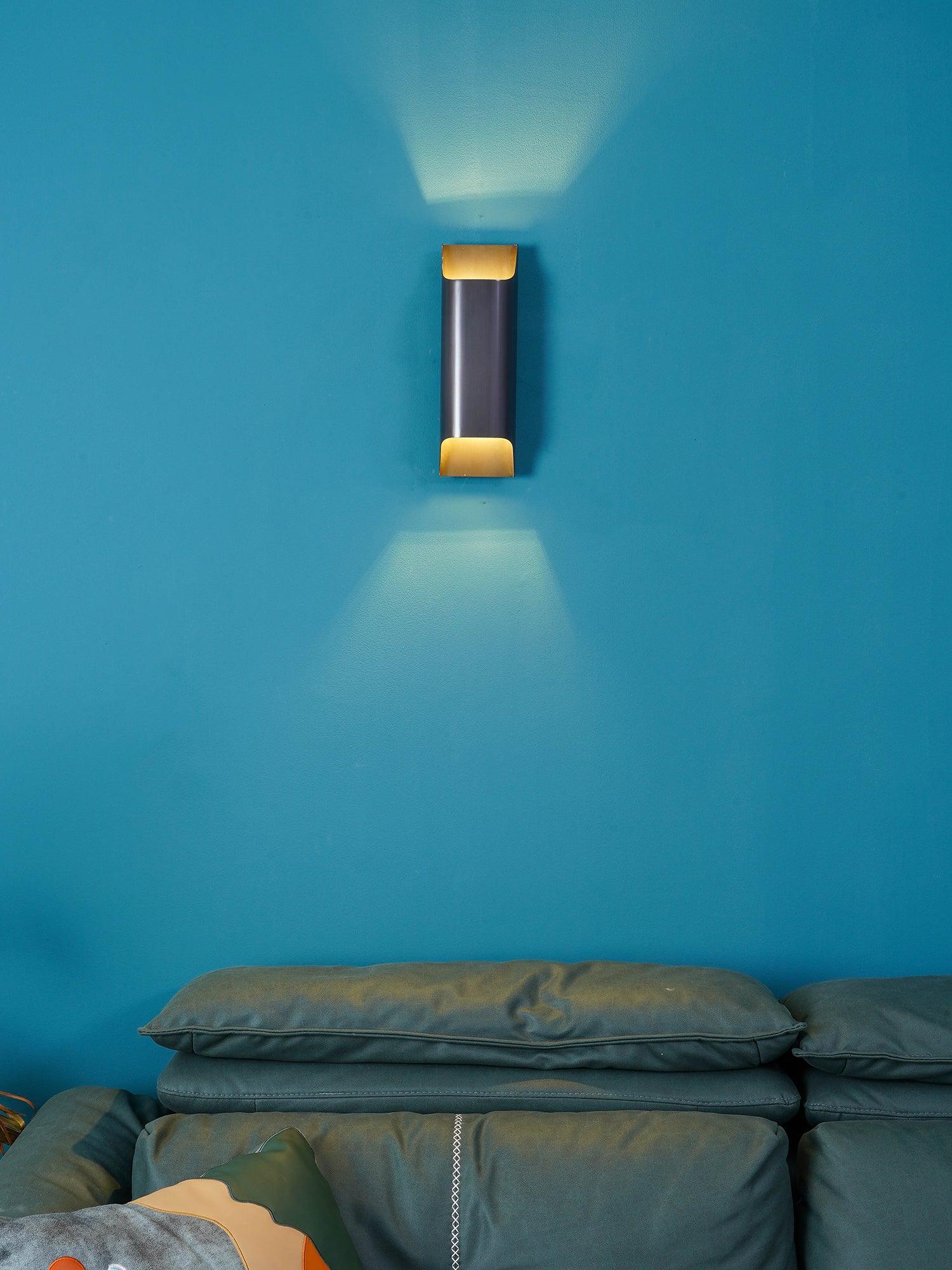 Applique da parete moderna curva in ottone con LED a 1 luce