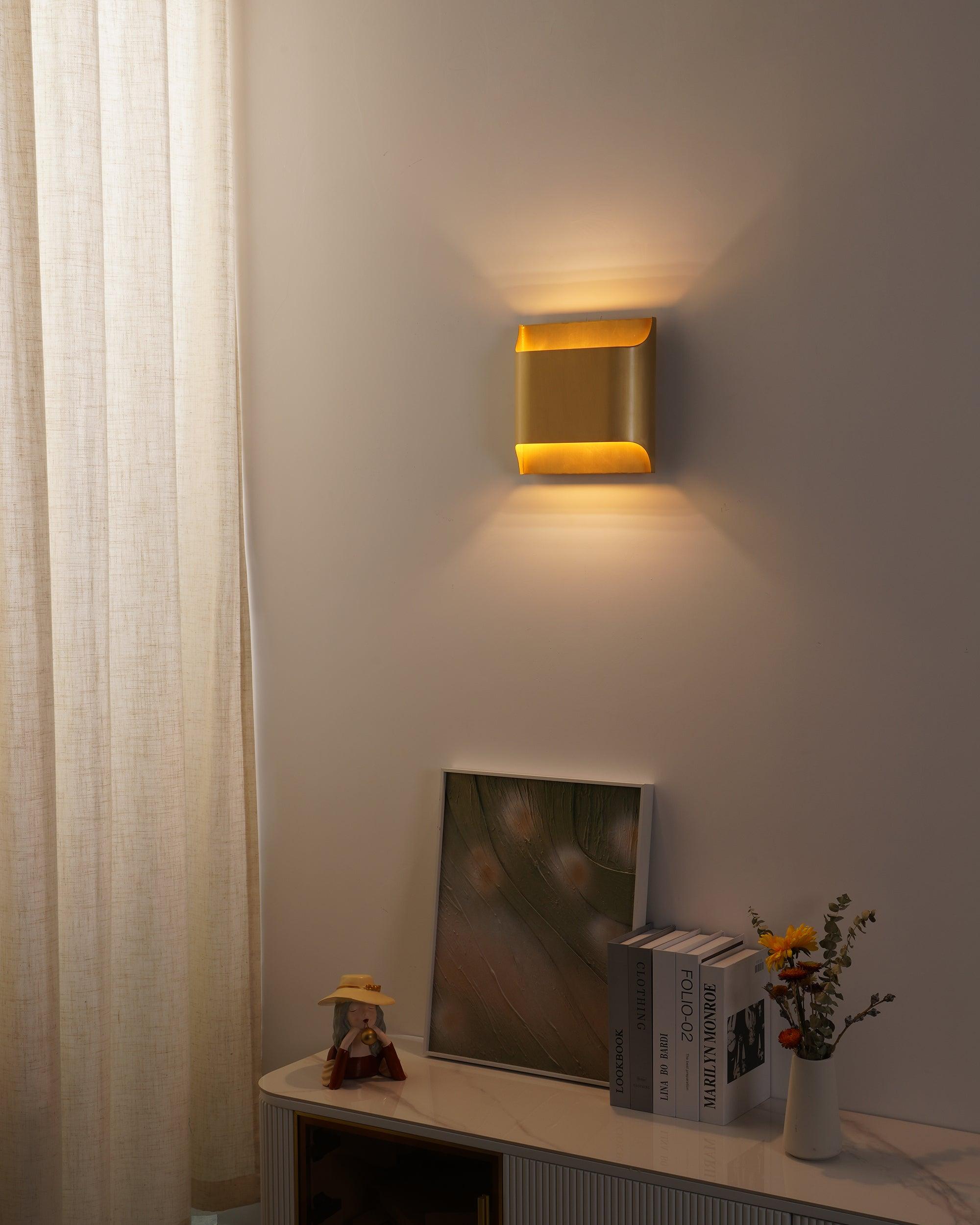 Applique da parete moderna curva in ottone con LED a 1 luce
