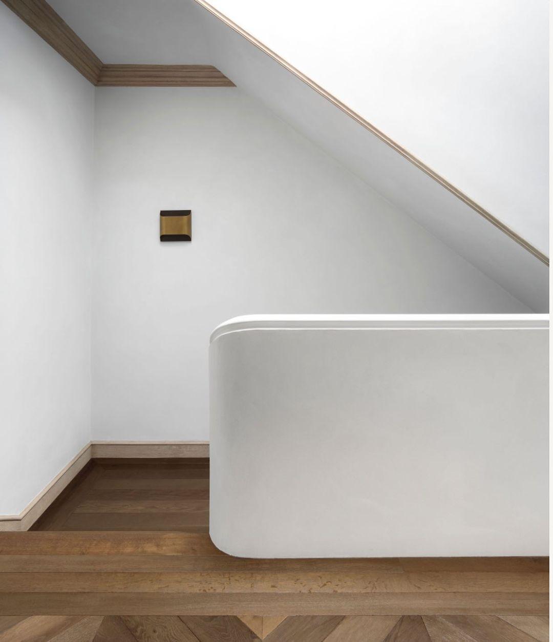 Applique da parete moderna curva in ottone con LED a 1 luce