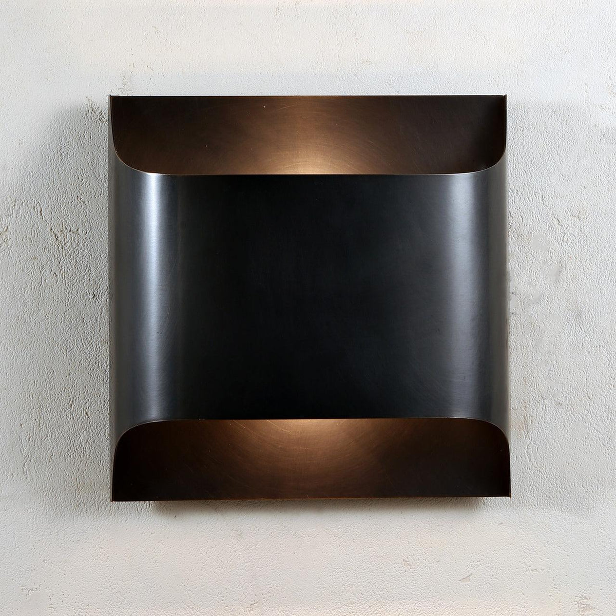 Applique da parete moderna curva in ottone con LED a 1 luce