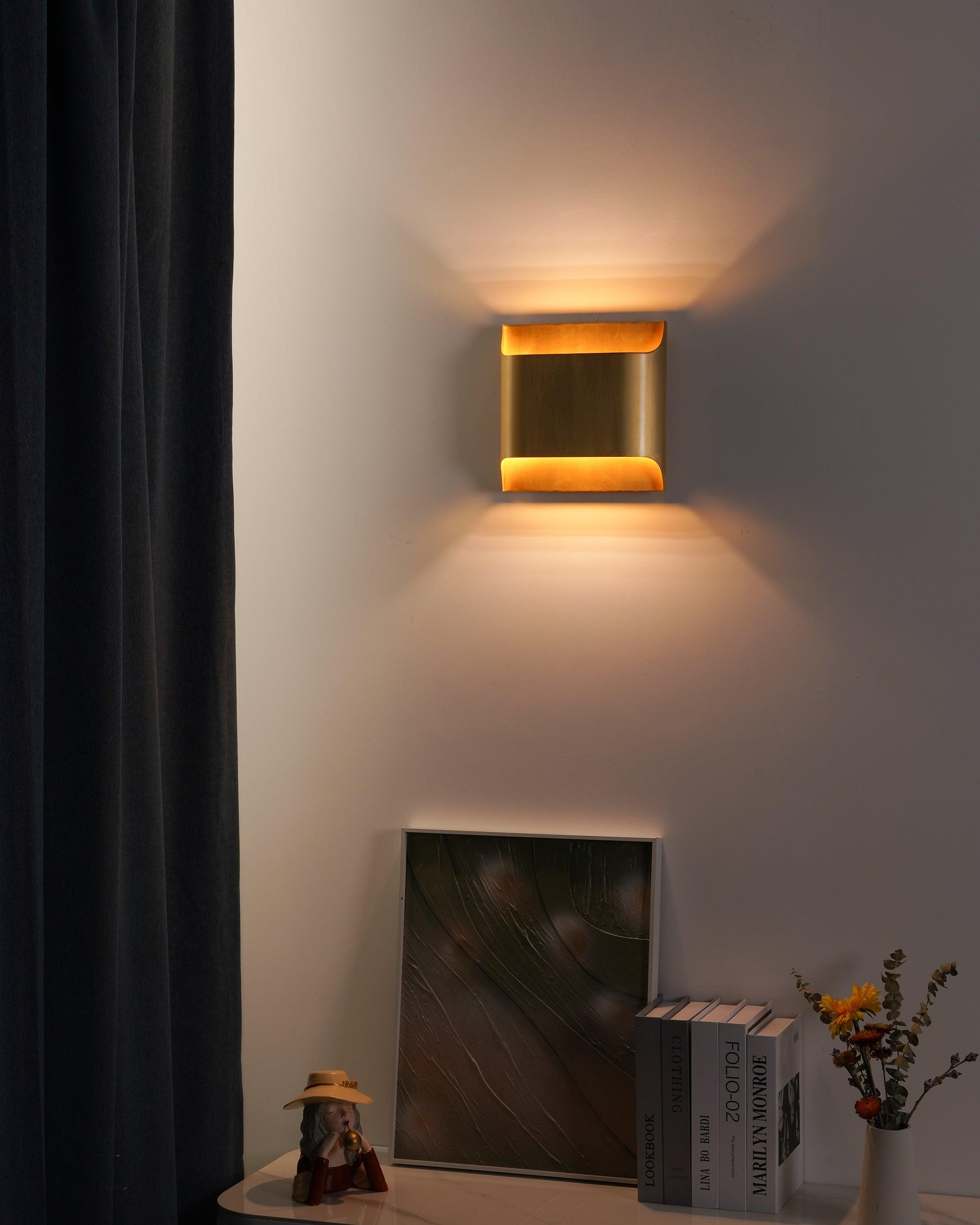 Applique da parete moderna curva in ottone con LED a 1 luce