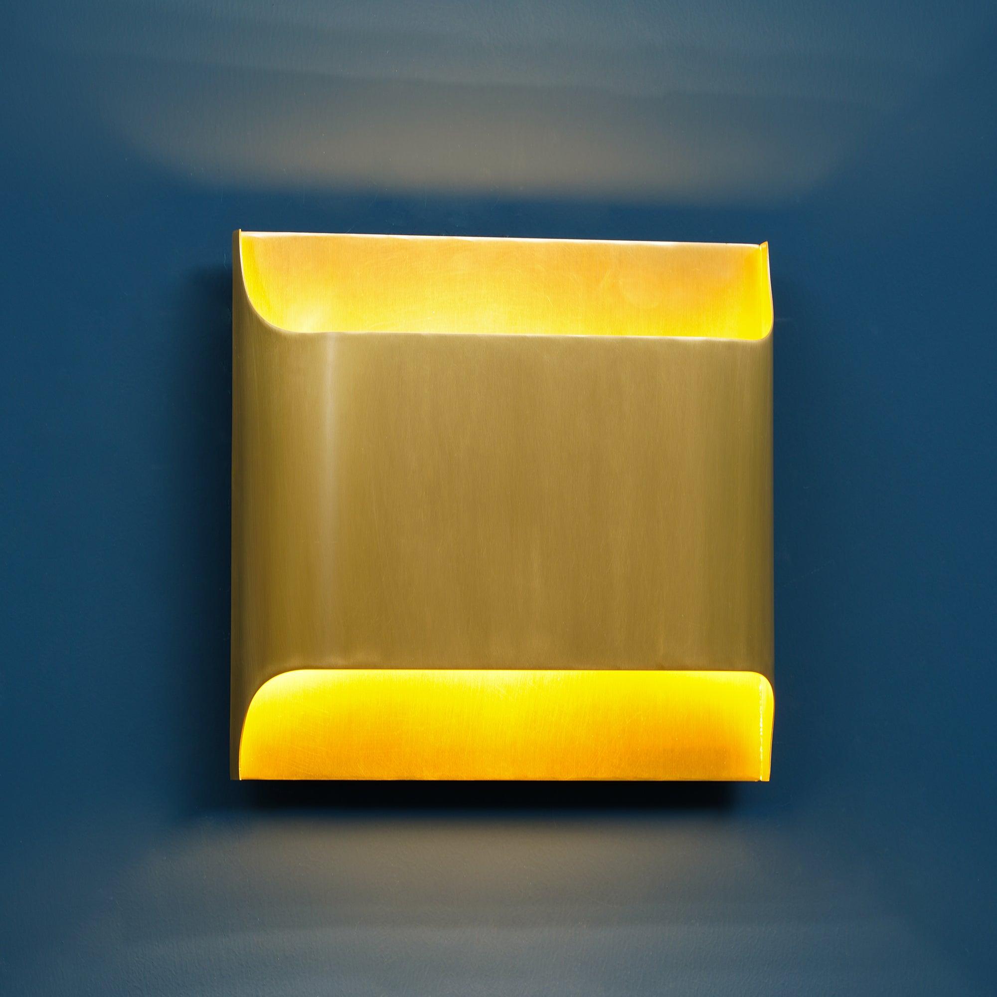 Applique da parete moderna curva in ottone con LED a 1 luce
