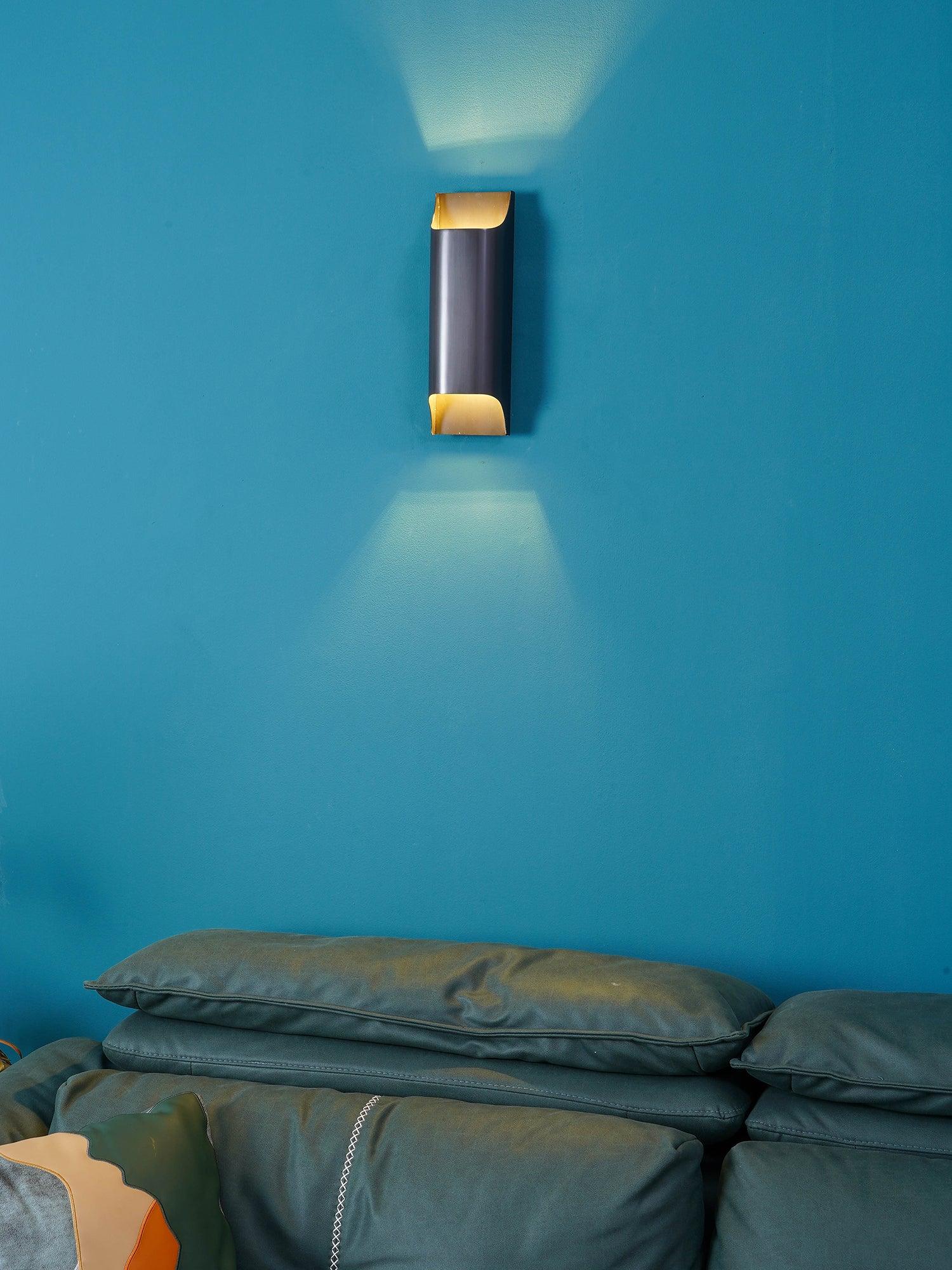 Applique da parete moderna curva in ottone con LED a 1 luce
