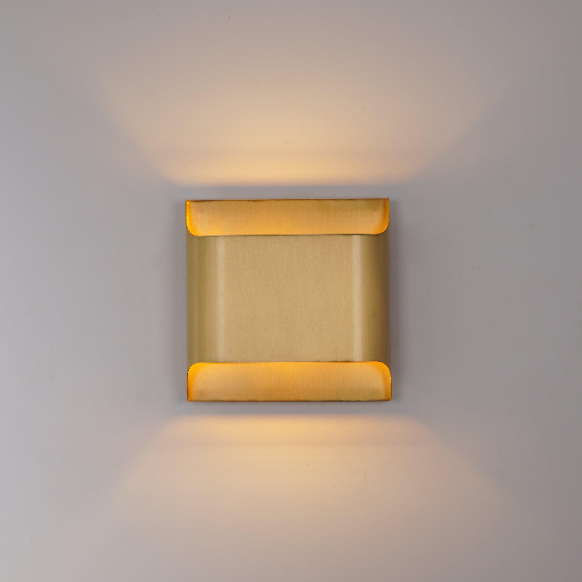 Applique da parete moderna curva in ottone con LED a 1 luce