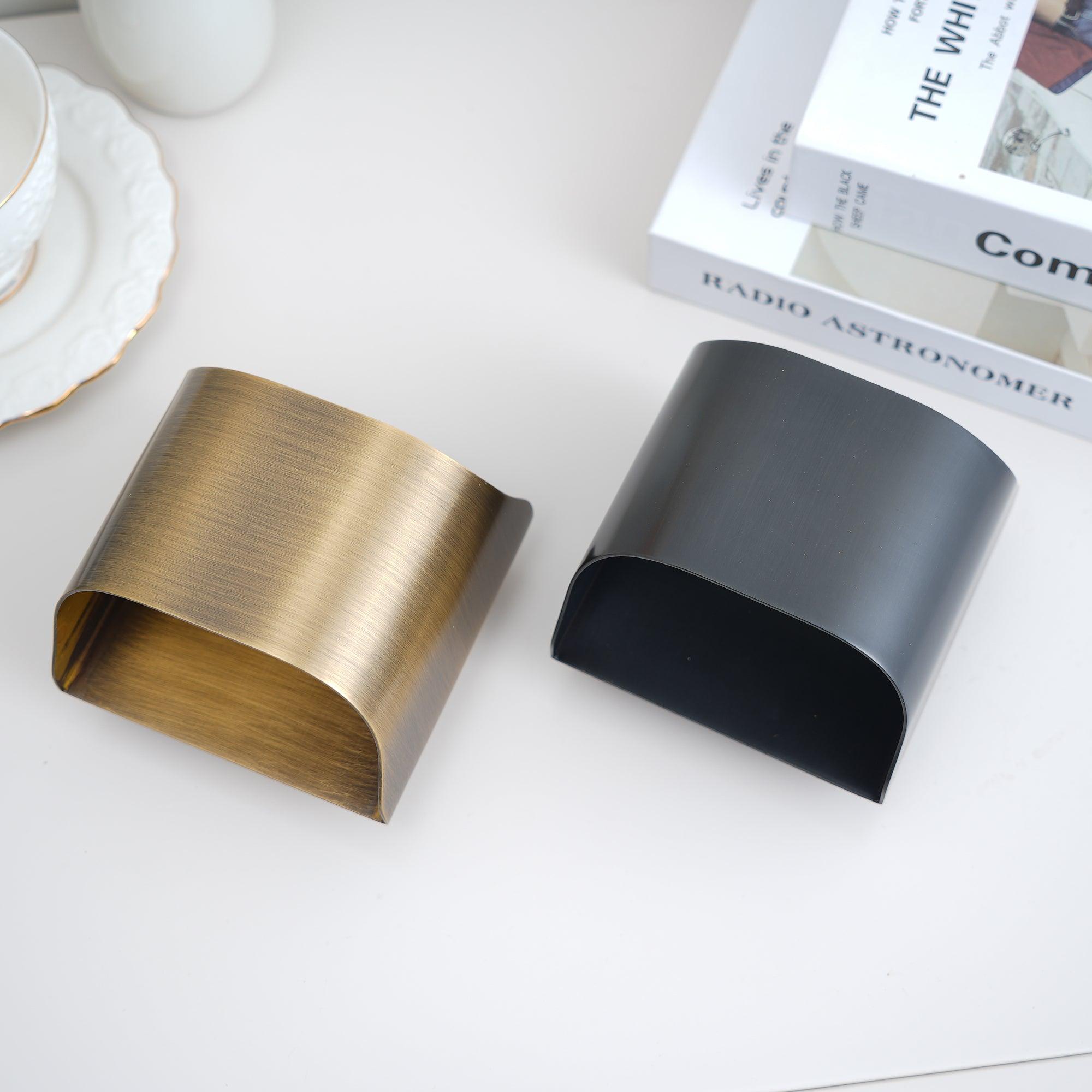 Applique da parete moderna curva in ottone con LED a 1 luce