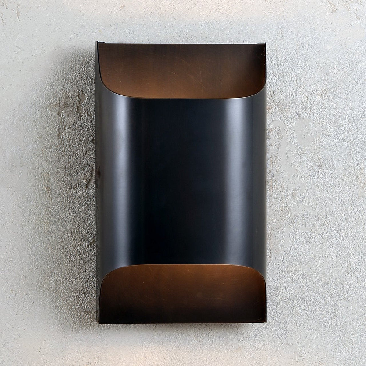 Applique da parete moderna curva in ottone con LED a 1 luce