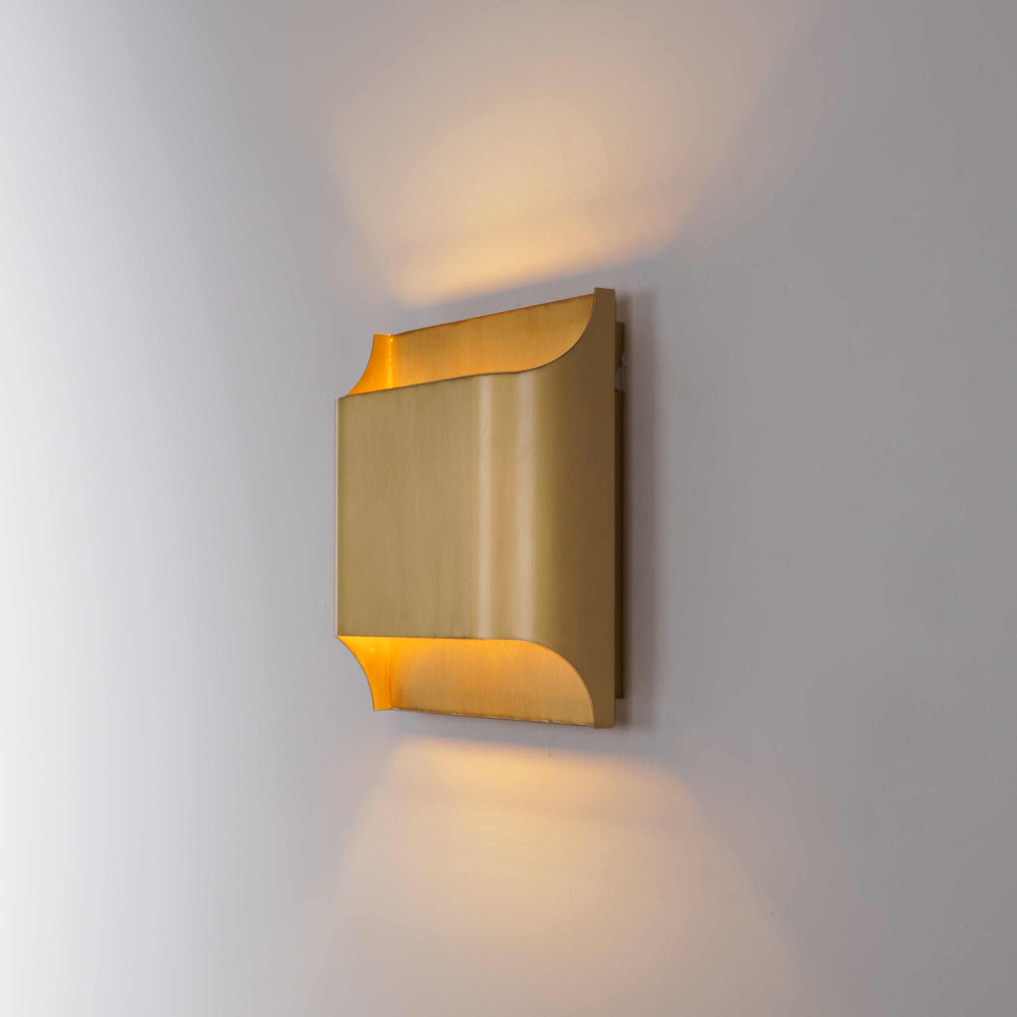 Applique da parete moderna curva in ottone con LED a 1 luce