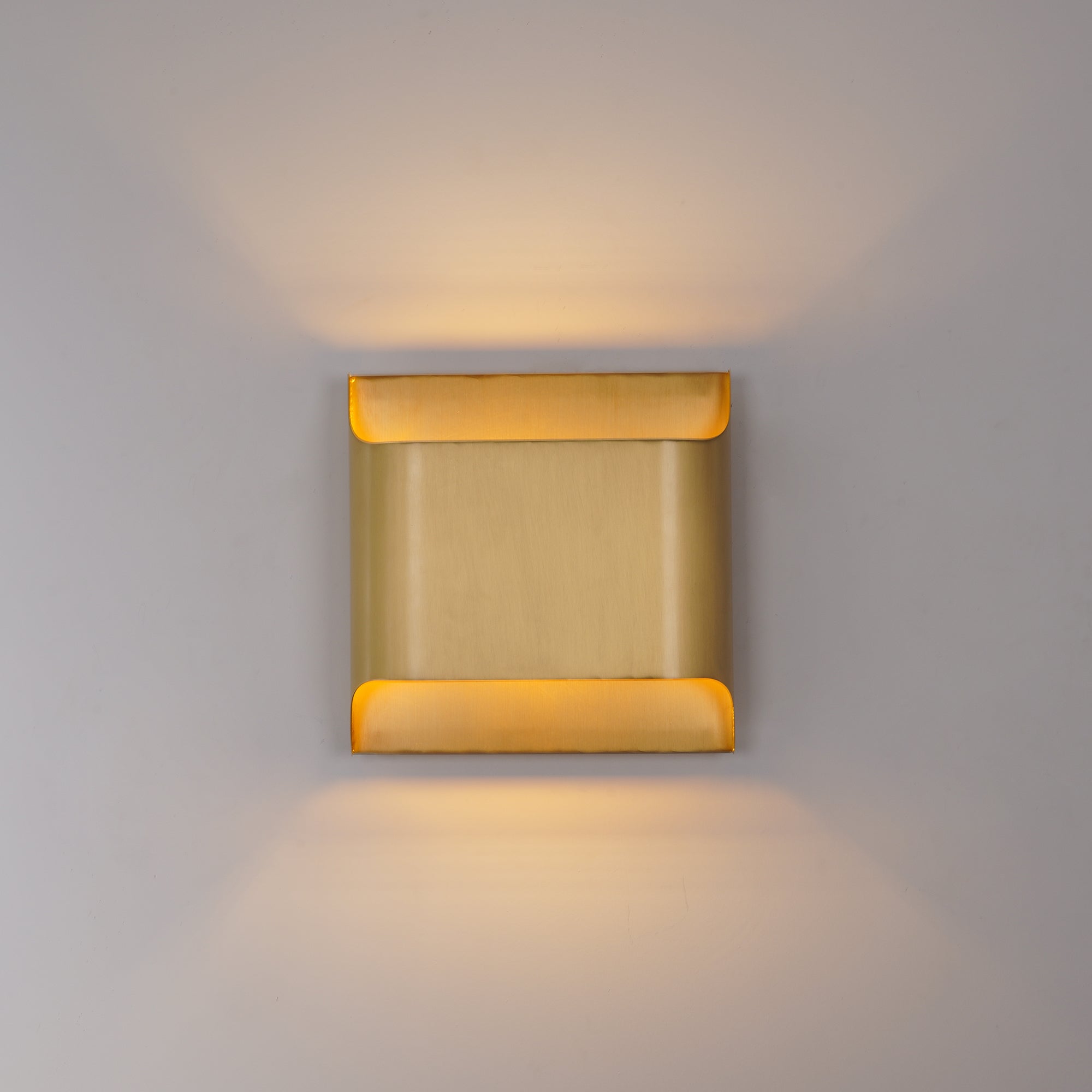 Applique da parete moderna curva in ottone con LED a 1 luce