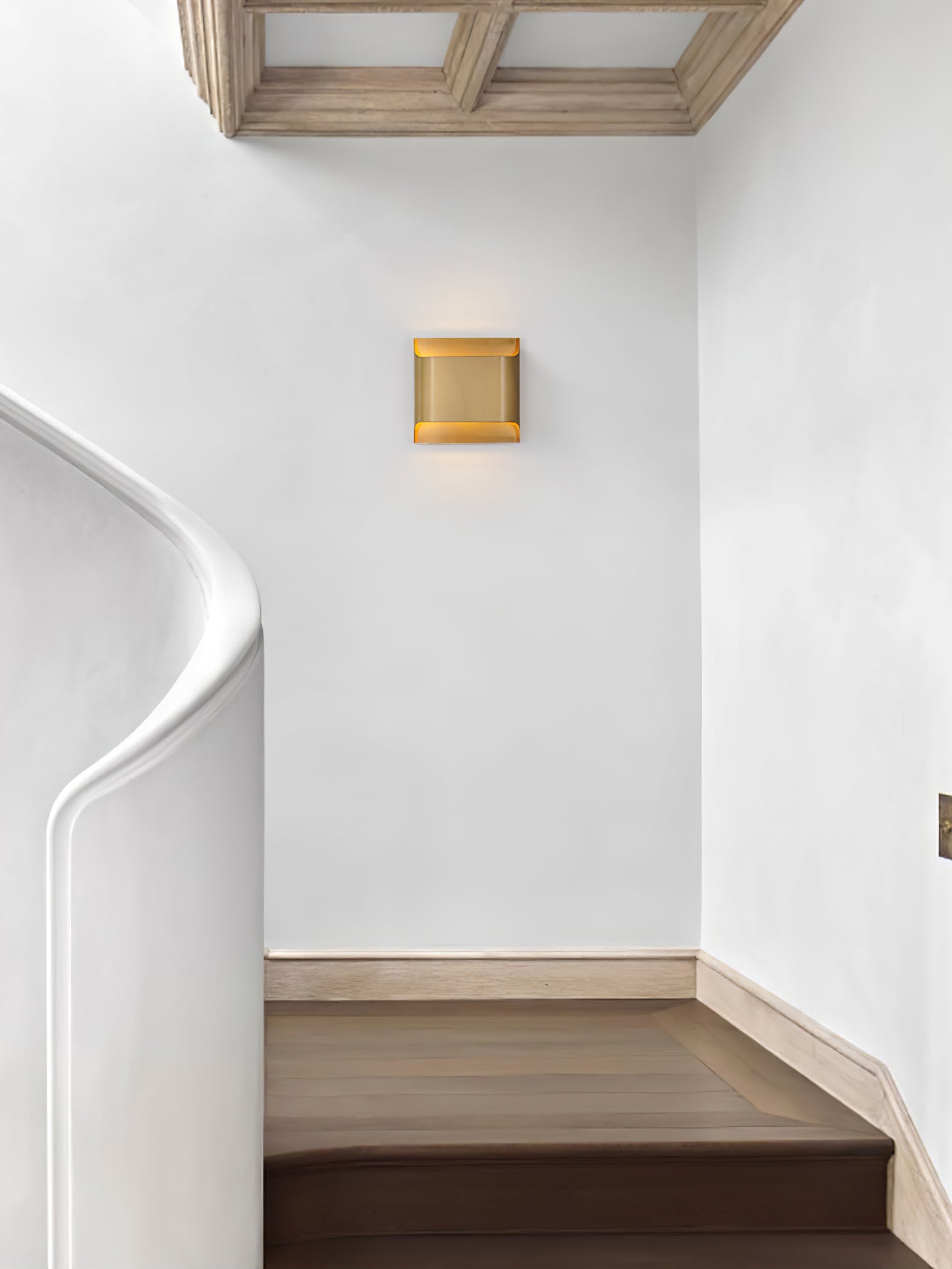 Applique da parete moderna curva in ottone con LED a 1 luce