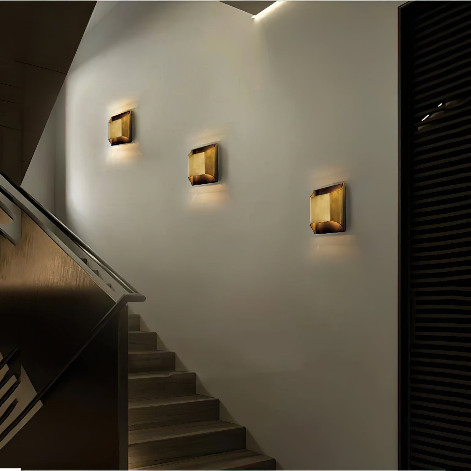 Applique da parete moderna curva in ottone con LED a 1 luce