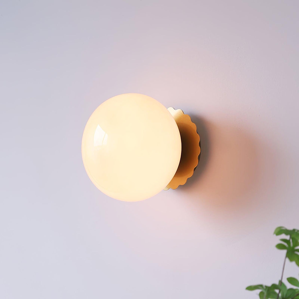 Vintage messing bolvormige glazen wandlamp 1-licht