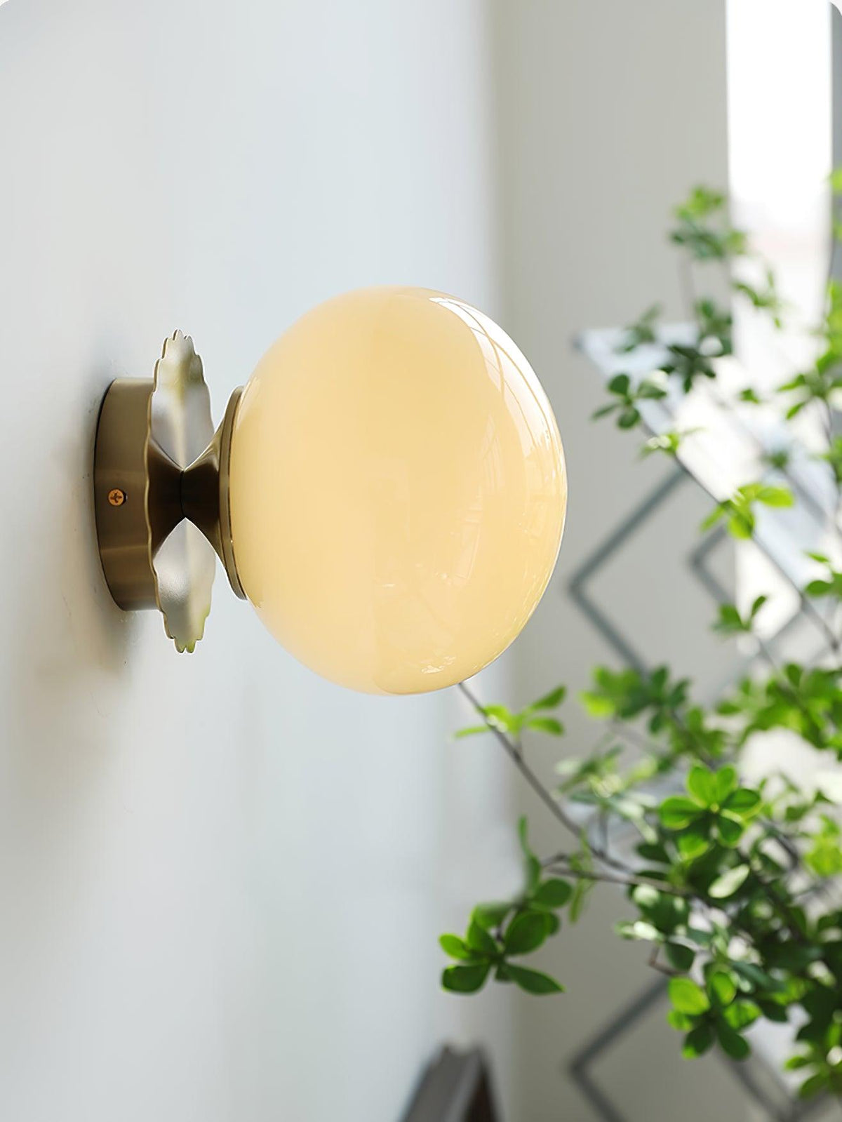 Vintage messing bolvormige glazen wandlamp 1-licht
