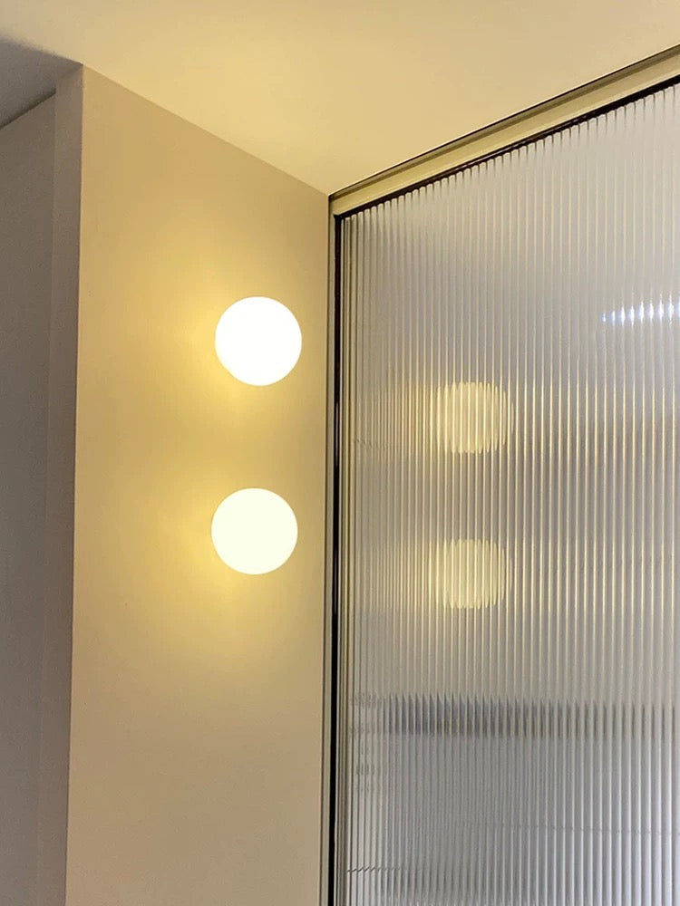 Applique da parete LED moderna con globo in vetro satinato 1 luce