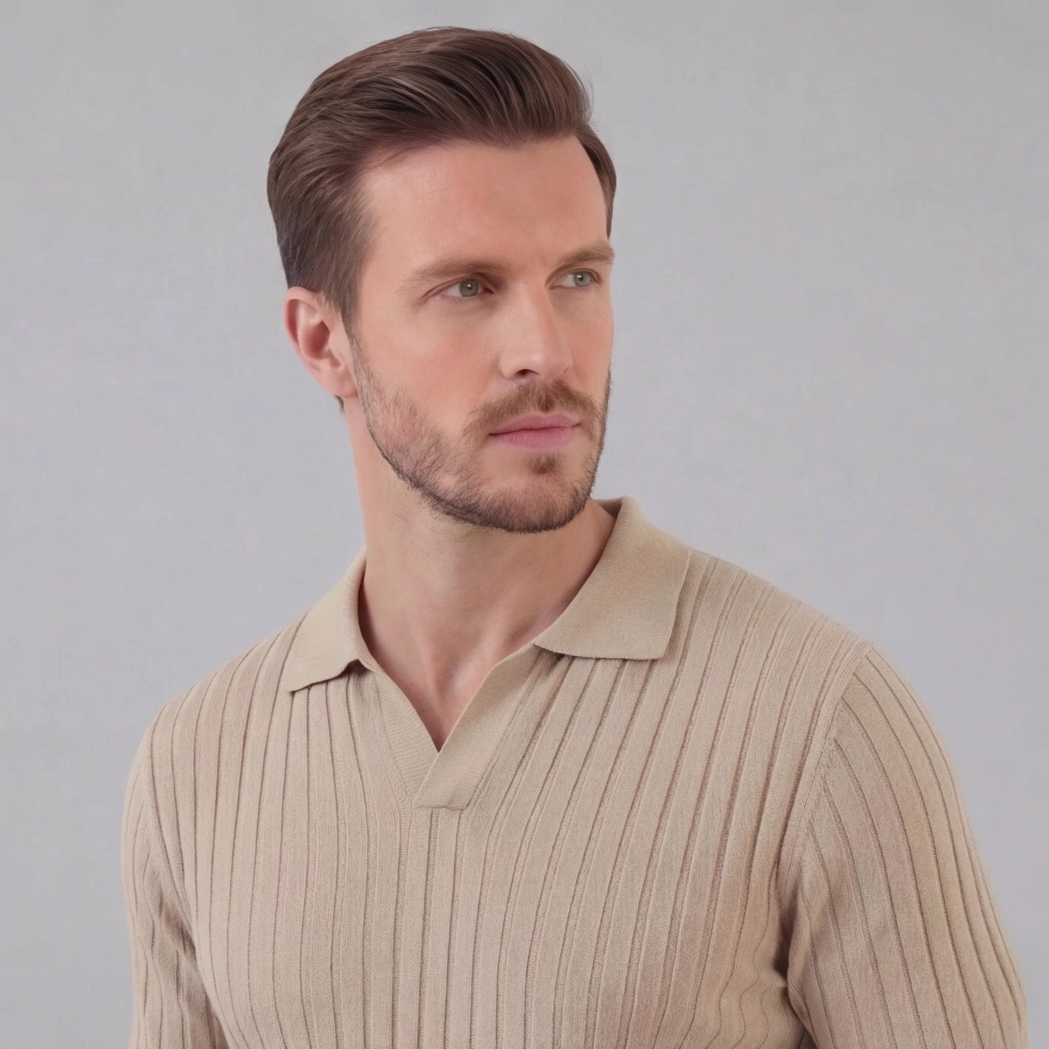 Polo a maniche corte a coste con scollo a V da uomo