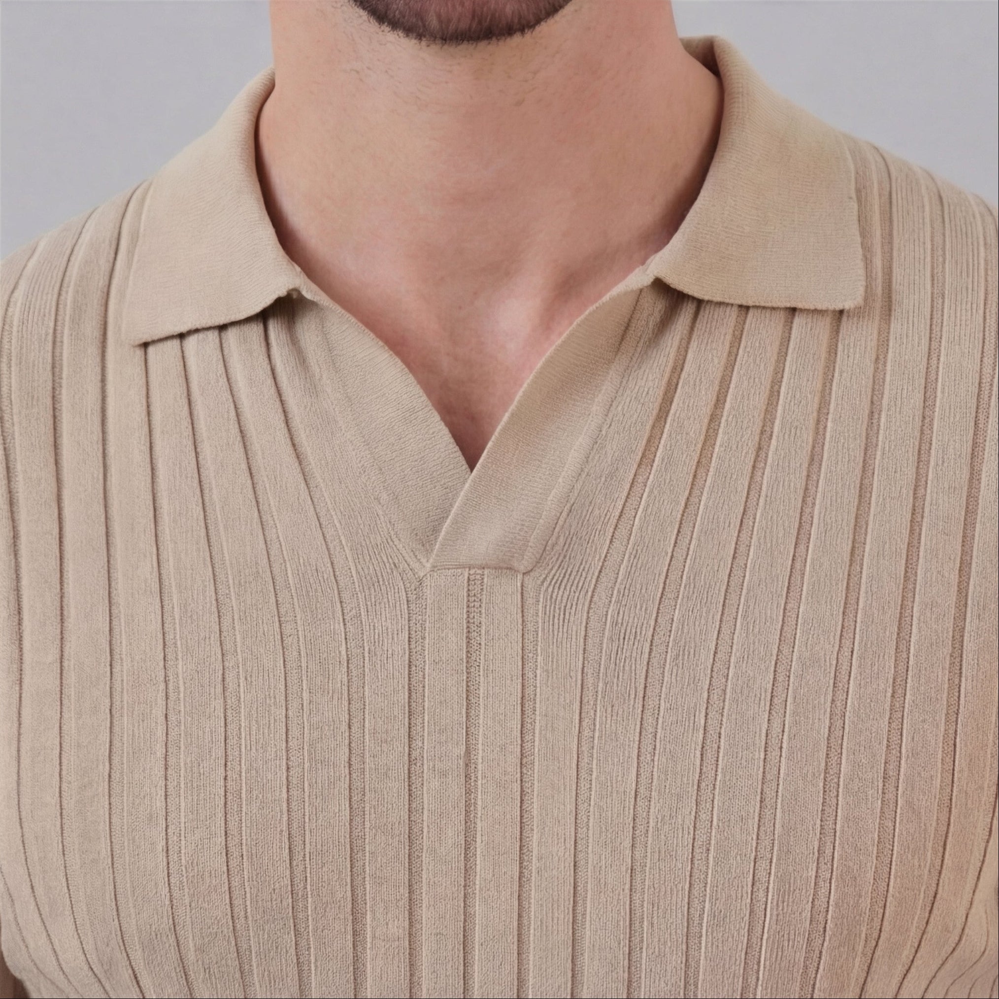 Polo a maniche corte a coste con scollo a V da uomo