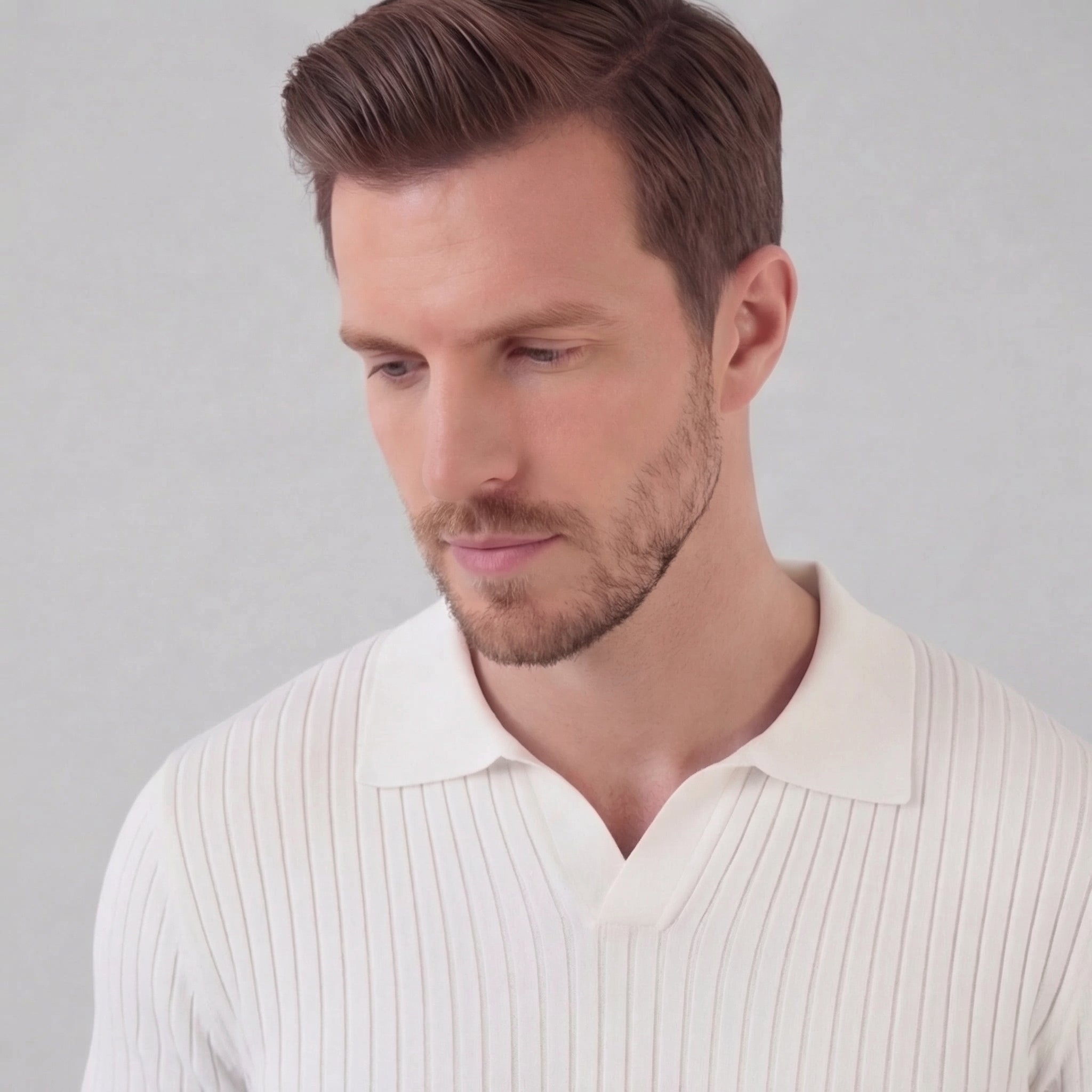 Polo a maniche corte a coste con scollo a V da uomo