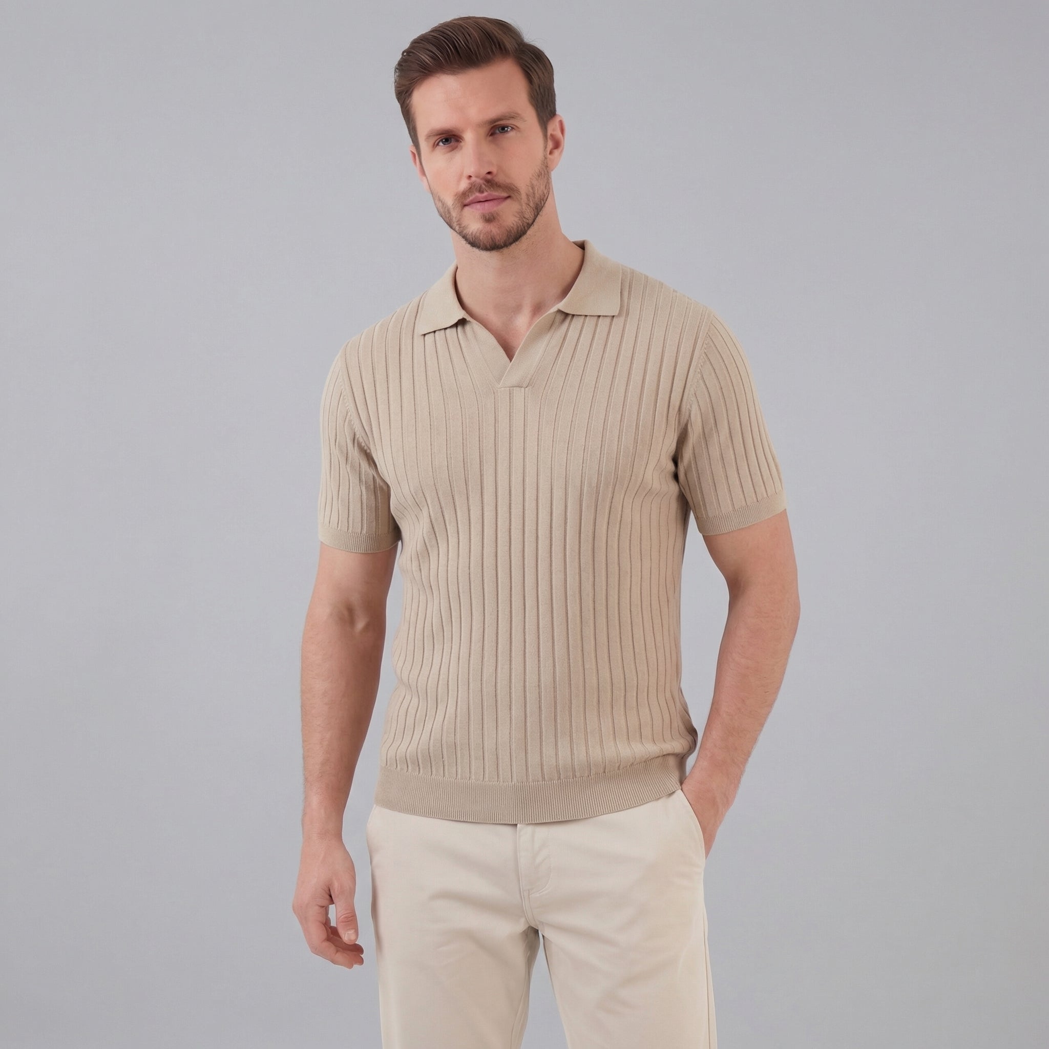 Polo a maniche corte a coste con scollo a V da uomo