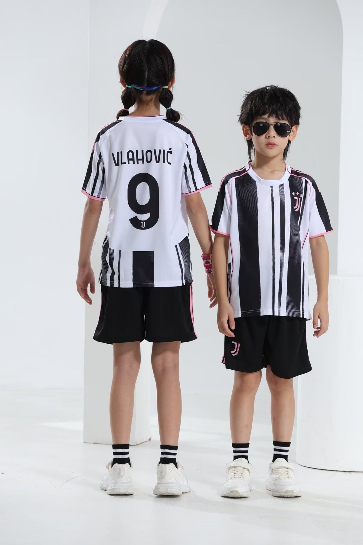 Conjunto de camiseta y pantalones cortos de fútbol para niños – Vlahović