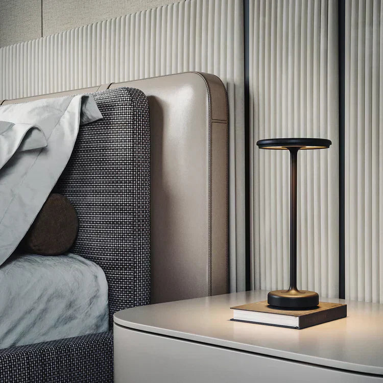 Lámpara de mesa moderna recargable LED de cono de latón de 1 luz