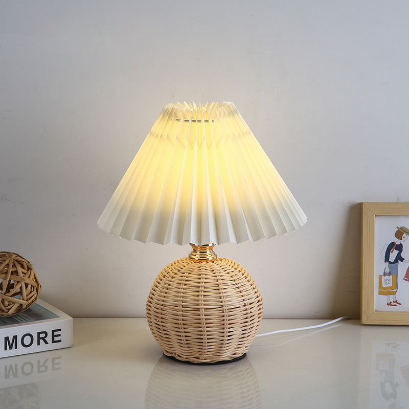 Nordische Rattan-Faltenstoff konische LED-Tischlampe 1-Flammig