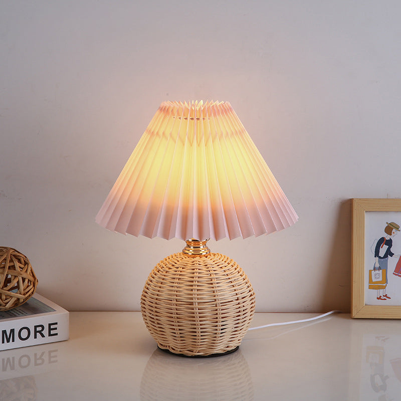 Nordische Rattan-Faltenstoff konische LED-Tischlampe 1-Flammig