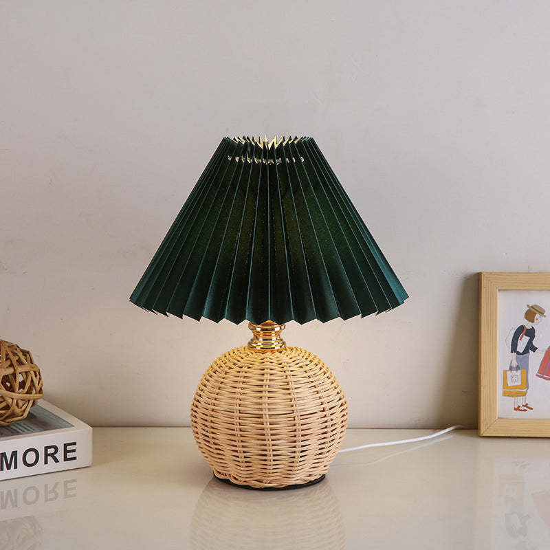 Nordische Rattan-Faltenstoff konische LED-Tischlampe 1-Flammig