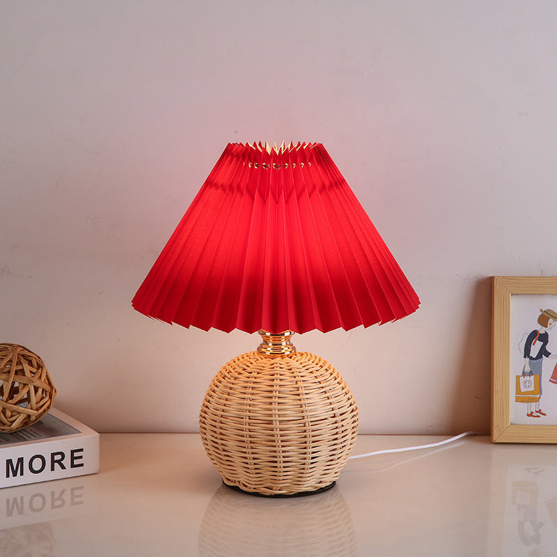 Nordische Rattan-Faltenstoff konische LED-Tischlampe 1-Flammig