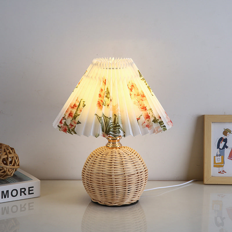 Nordische Rattan-Faltenstoff konische LED-Tischlampe 1-Flammig
