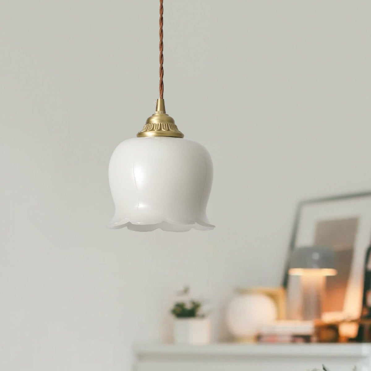 Vintage messing bloemblad glazen hanglamp 1-licht