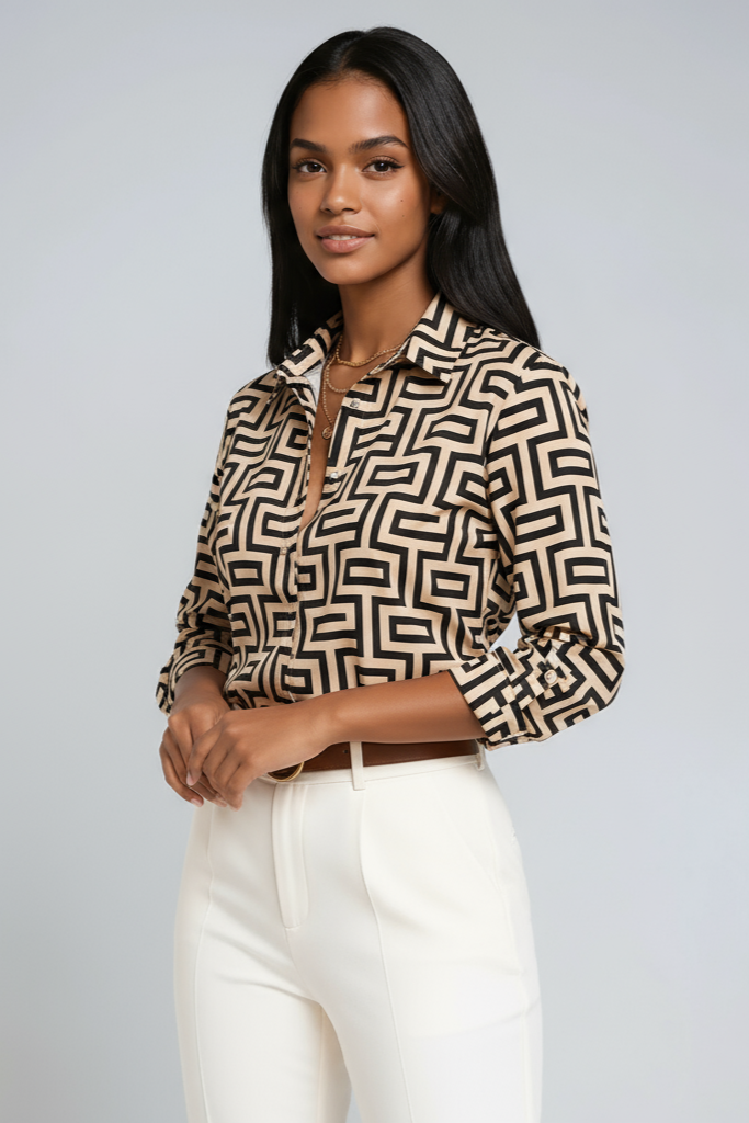 GRAFISK CHIC | BLÅ GEOMETRISK PRINT KNAPBLUSE