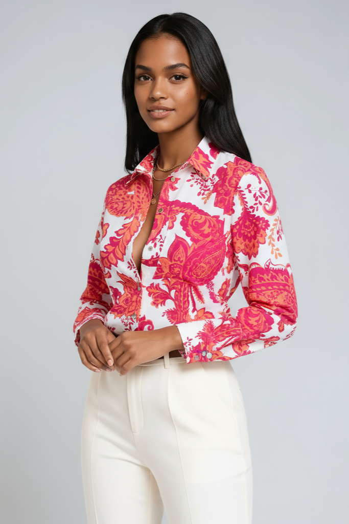 GRAFISK CHIC | BLÅ GEOMETRISK PRINT KNAPBLUSE
