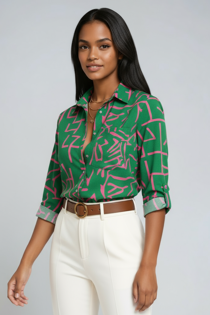 GRAFISK CHIC | BLÅ GEOMETRISK PRINT KNAPBLUSE
