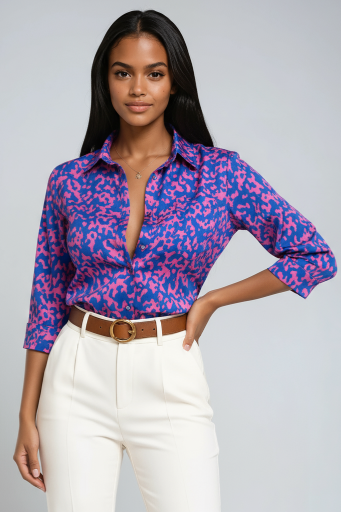 GRAFISK CHIC | BLÅ GEOMETRISK PRINT KNAPBLUSE