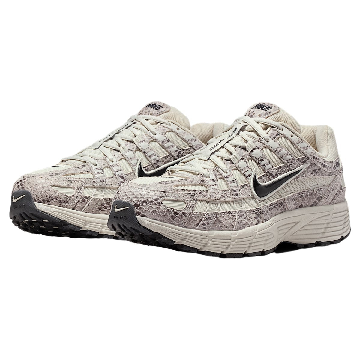 Nike P-6000 SE Slangeskind Light Bone Sort (W)