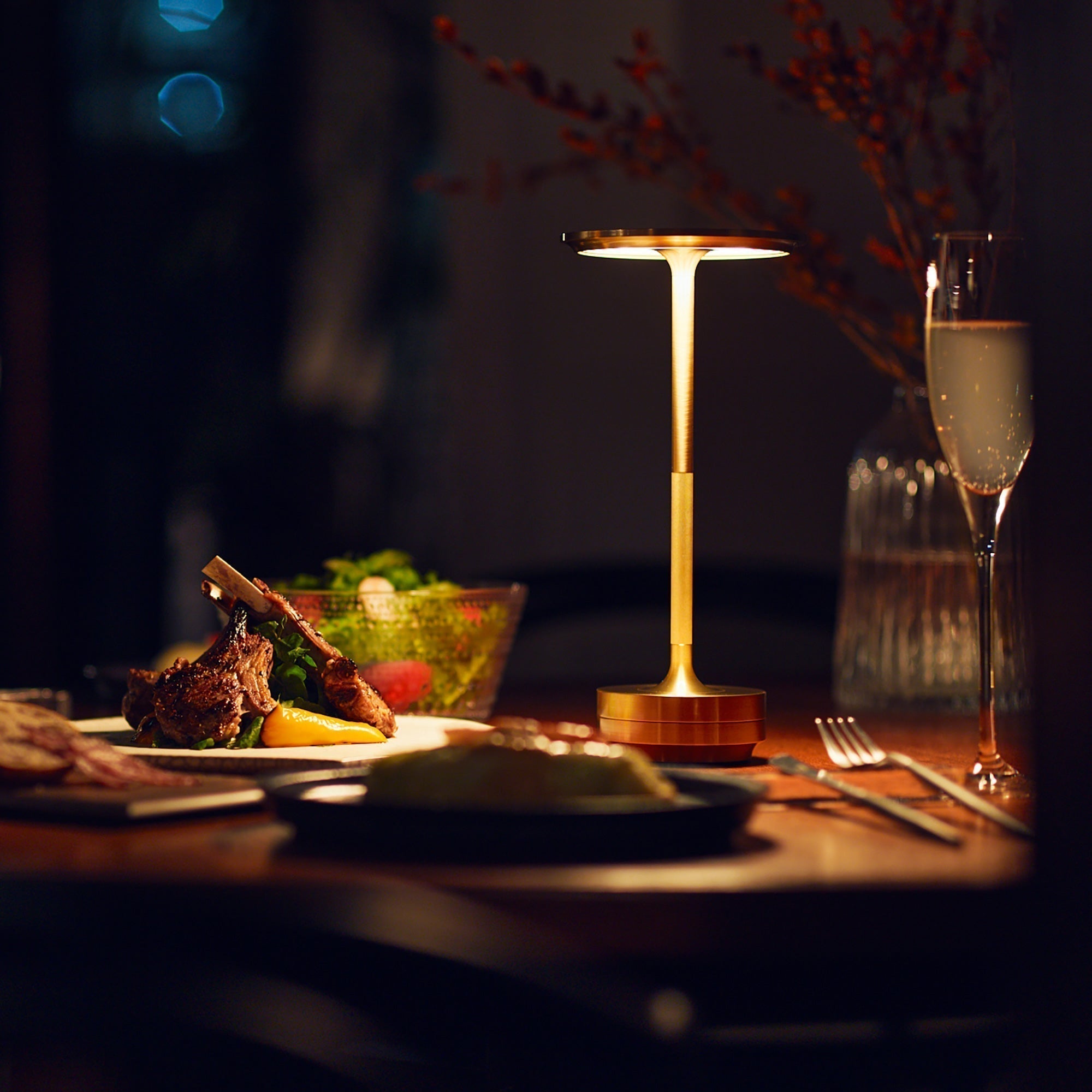 Lámpara de mesa moderna recargable LED de cono de latón de 1 luz